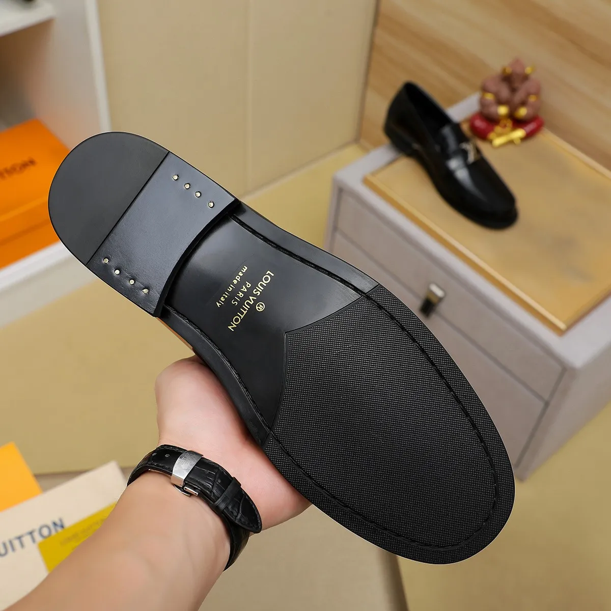 Men's shoes 460 💰 Louis Vuitton LV ® 🆕 model 🔛 full shoe counter, first layer cowhide, 🐂leather lining casual shoes for men, super soft outsole, a must-have for driving. Synchronized with the counter, original first layer cowhide, completely 1:1 mold customization 🌹 top version, color optional! Number: 38-44 (45.46 customized)